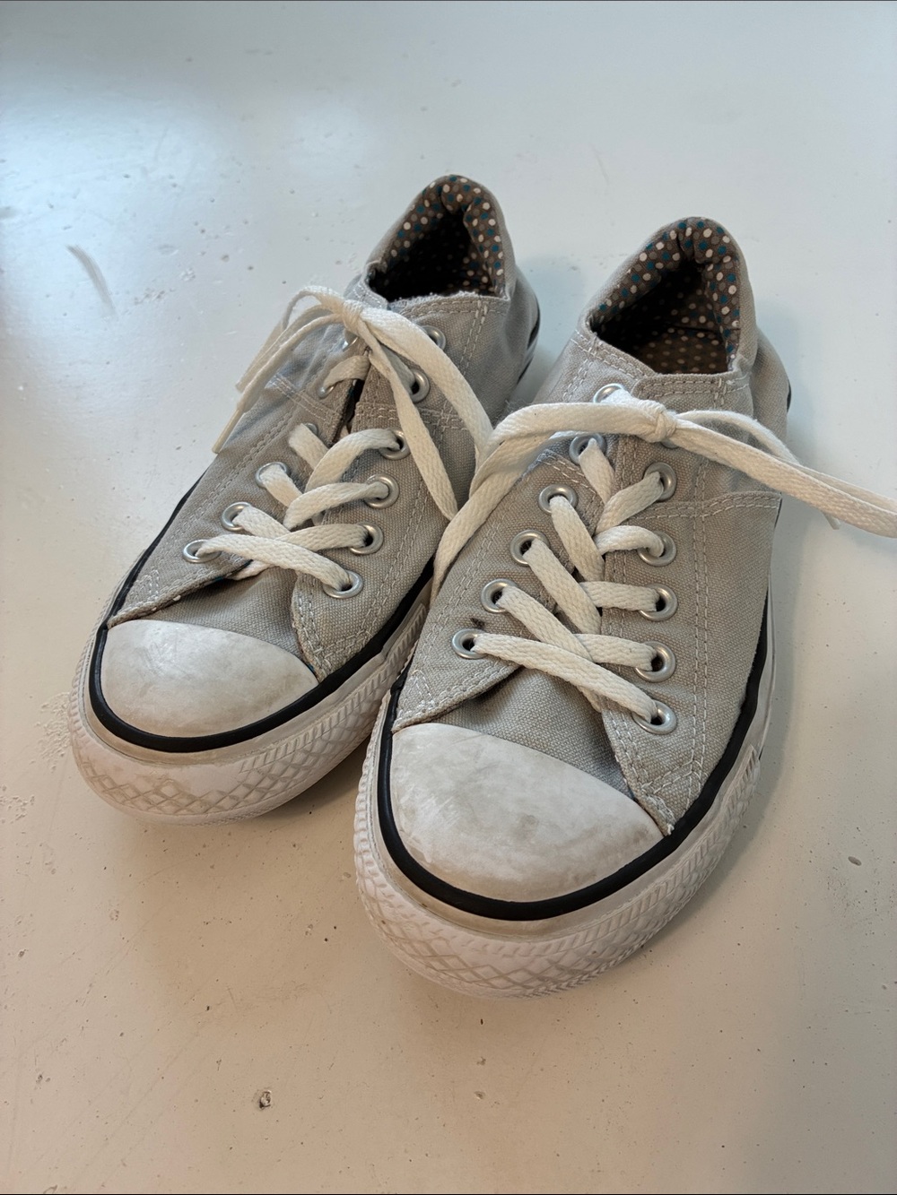 Converse Sz 8 Gray and White Tie Up Sneakers